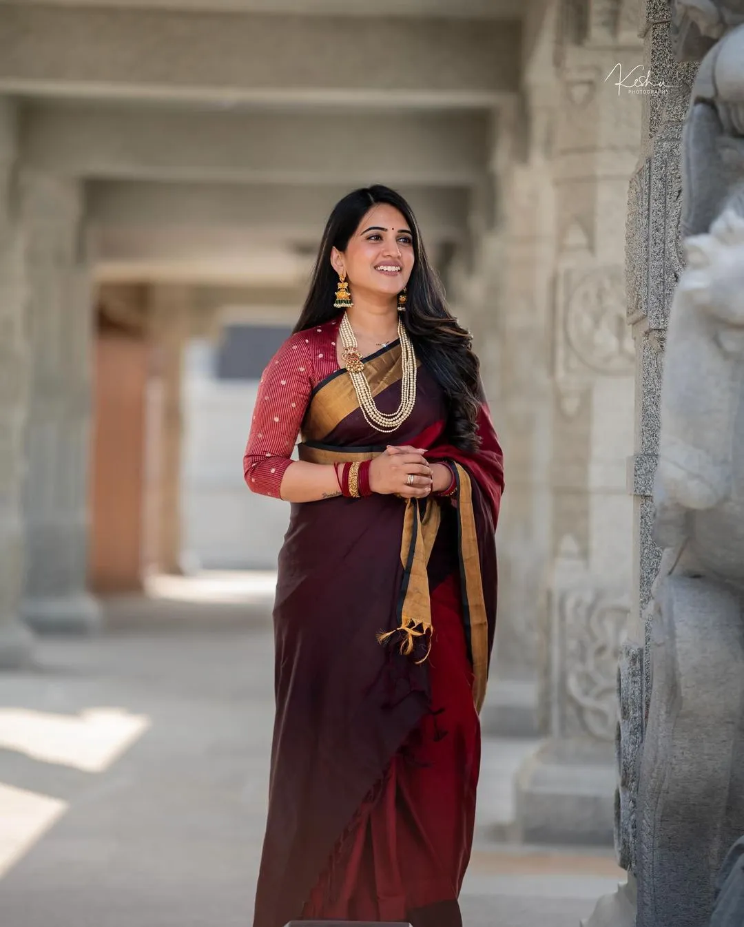 SOUTH INDIAN TV ACTRESS SRAVANTHI CHOKARAPU STILLS IN MAROON SAREE 6